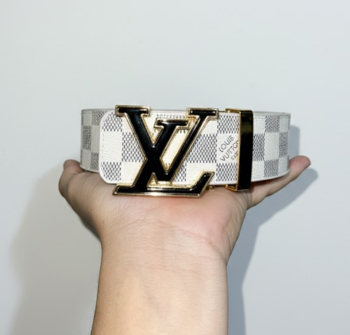 Cinto Louis Vuitton Initiales com a estampa Damier Azur e fivela LV dourada